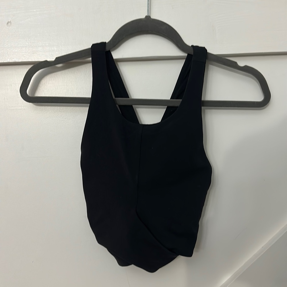 Black cropped Lululemon top